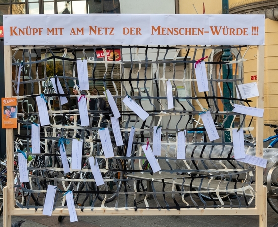 Einladung, am Netz der Menschenwürde mitzuknüpfen.